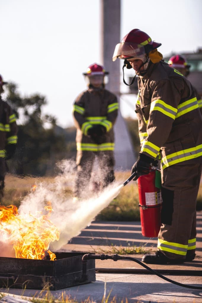 Commercial kitchen fire suppression system